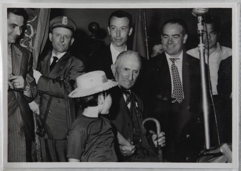Poggibonsi, 18-19 luglio 1964, XX° anniversario della liberazione e conferimento ad Alcide Cervi della cittadinanza onoraria. Alcide Cervi prende teneramente la mano ad un bimbo